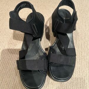 Black Strappy Sandals vegabond